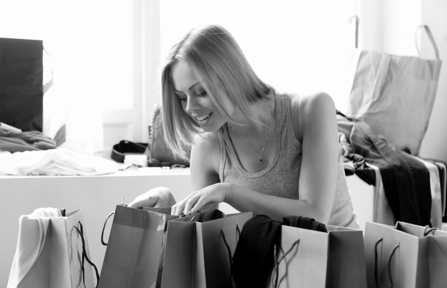 Expert practitioner presenting current e-commerce market conditions during a live broadcast